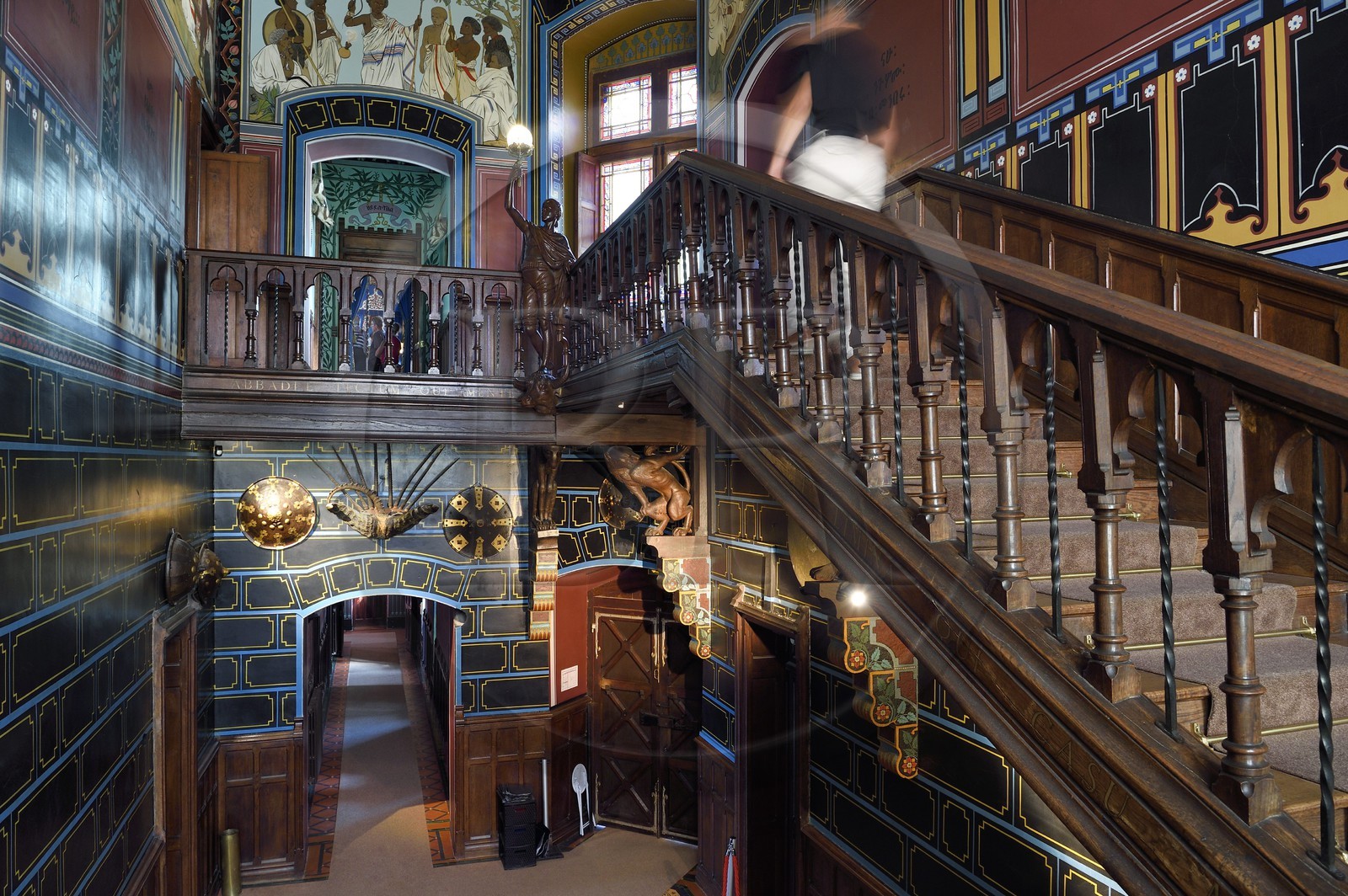 France, Pyrénées-Atlantiques (64), la côte du Pays-Basque, Hendaye, chateau d'Abbadia construit en 1870 par Eugène Viollet-le-Duc pour Antoine d'Abbadie d'Arrast, le vestibule avec ses peintures éthiopiennes et le grand escalier, statue porte-torchère représentant Abdullah ancien esclave ethiopien affranchi et mort sous la commune de Paris