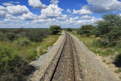 Namibie, région de Otjozondjupa, voie ferrée emprunté par le Shongololo express