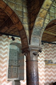 Switzerland, Canton of Vaud, Veytaux, Chillon castle on the shores of Lake Geneva (Lac Leman), one of the three large state rooms, Gothic wooden column