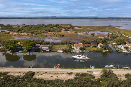 France, Hérault (34), La Grande-Motte, lieu dit des Cabanes du Roc, anciennes cabanes de pécheurs en bordure du canal du Rhône à Sète, l'étang de l'Or en arrière plan (vue aérienne)