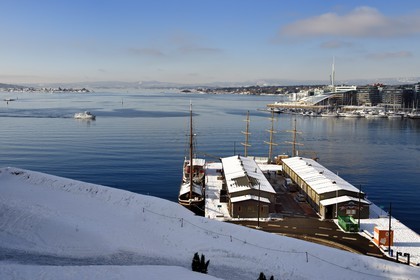 Norvège, Oslo, le fjord, le port et les quais de Pipervika vue de la colline d'Akershus sous la neige, le quartier d'Aker Brygge en arrière plan à droite