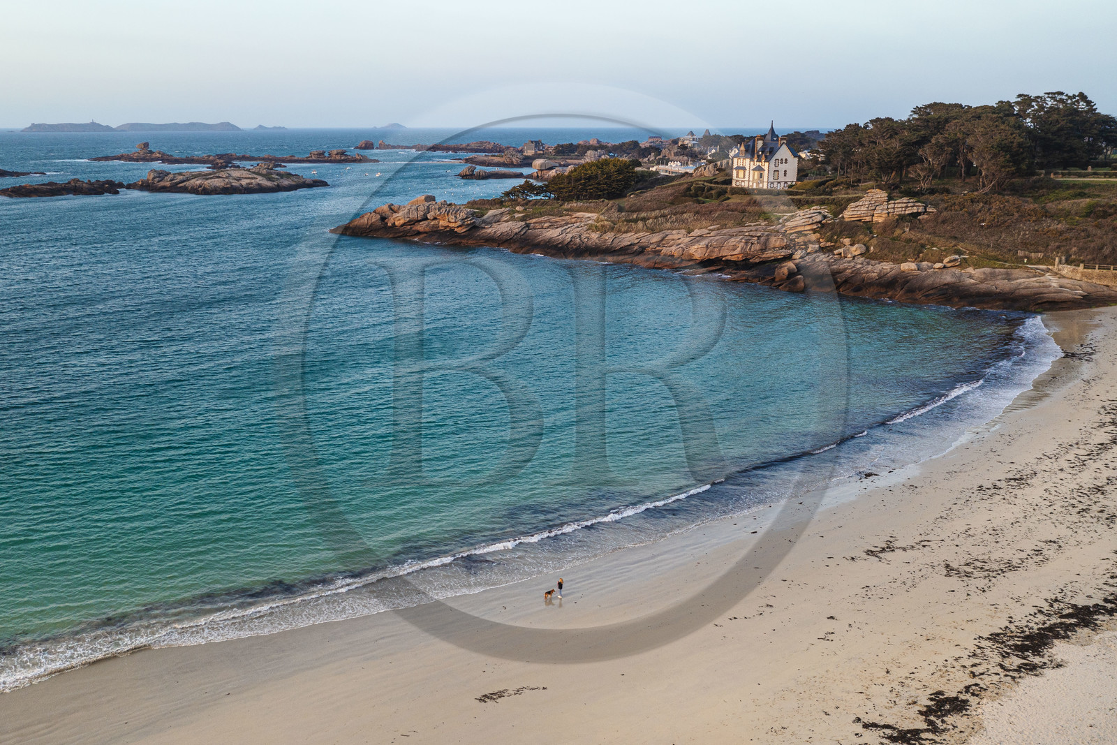 France, Côtes-d'Armor (22), Côte de Granit Rose, Trégastel, la plage de la Grève Blanche (vue aérienne)