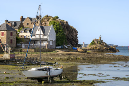 France, Côtes d'Armor (22), Ploubazlanec, Loguivy-de-la-Mer, bateau dans le port à marée basse et le phare de La Croix en arrière plan