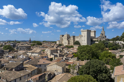 France, Vaucluse (84), Avignon, Palais des Papes classé Patrimoine mondial de l'UNESCO au dessus des toits de la vieille ville (vue aérienne)
