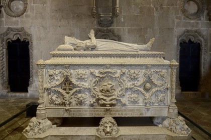 Portugal, Lisbonne, Bélem, Monastere des Hiéronymites (Mosteiro dos Jerónimos), classé Patrimoine Mondial de l'UNESCO, église Santa Maria, tombeau de Vasco de Gama sculpté de cordages, de sphères armillaires et autres emblèmes marins, il est de style manuélin