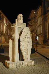 Portugal, région du Minho, Guimaraes, ville classée Patrimoine Mondial de l' UNESCO, statue de chevalier au bout de la rue de Rainha Dona Maria