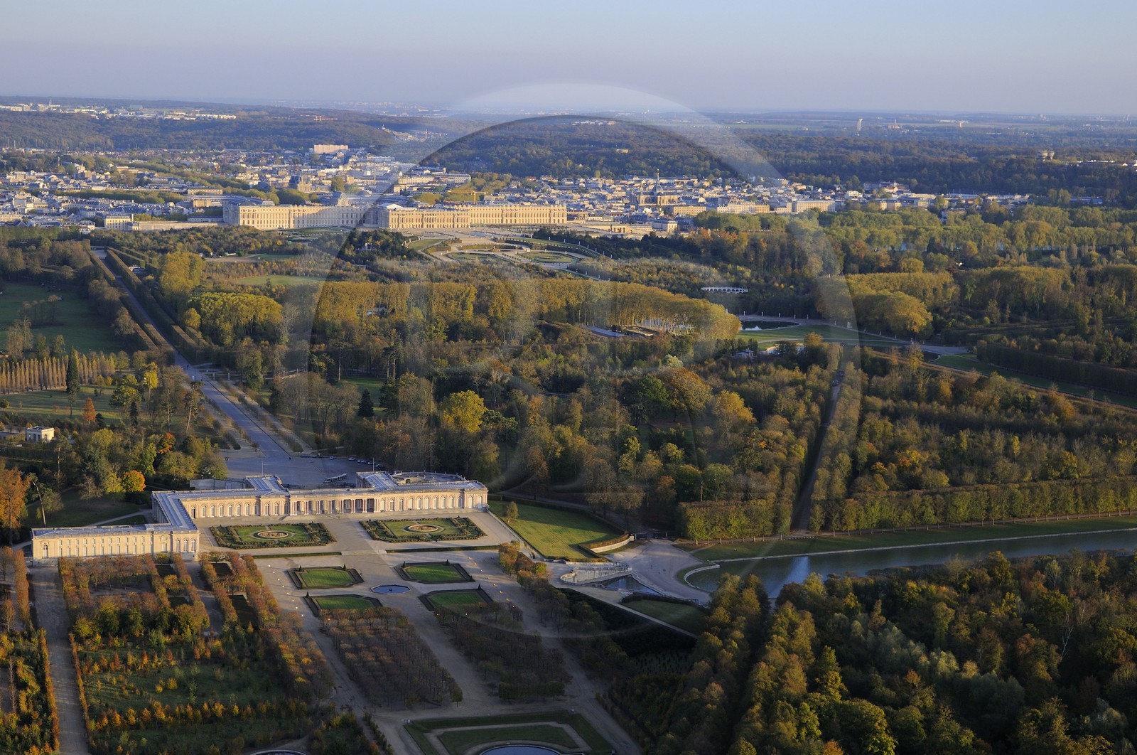 France, Yvelines (78), parc du château de Versailles, classé Patrimoine Mondial de l'UNESCO, le Grand Trianon au premier plan et le château en arrière plan (vue aérienne)