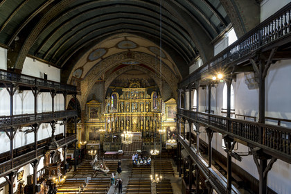 France, Pyrénées-Atlantiques (64), Pays-Basque, Saint-Jean-de-Luz, l'église Saint-Jean-Baptiste, retable du XVIIème siècle en bois doré et les galeries en bois de la nef
