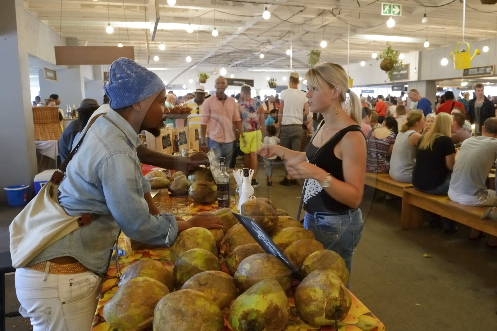 Afrique du Sud, province de Gauteng, Johannesburg, quartier de Braamfontein, Neighbourgoods Market, marché du samedi qui est autant une source d'approvisionnement pour des aliments de la ferme et des produits spécialisés comme il est un point de rencontre de la communauté pour échanger des idées et être entrainé par l'énergie qui fait Joburg