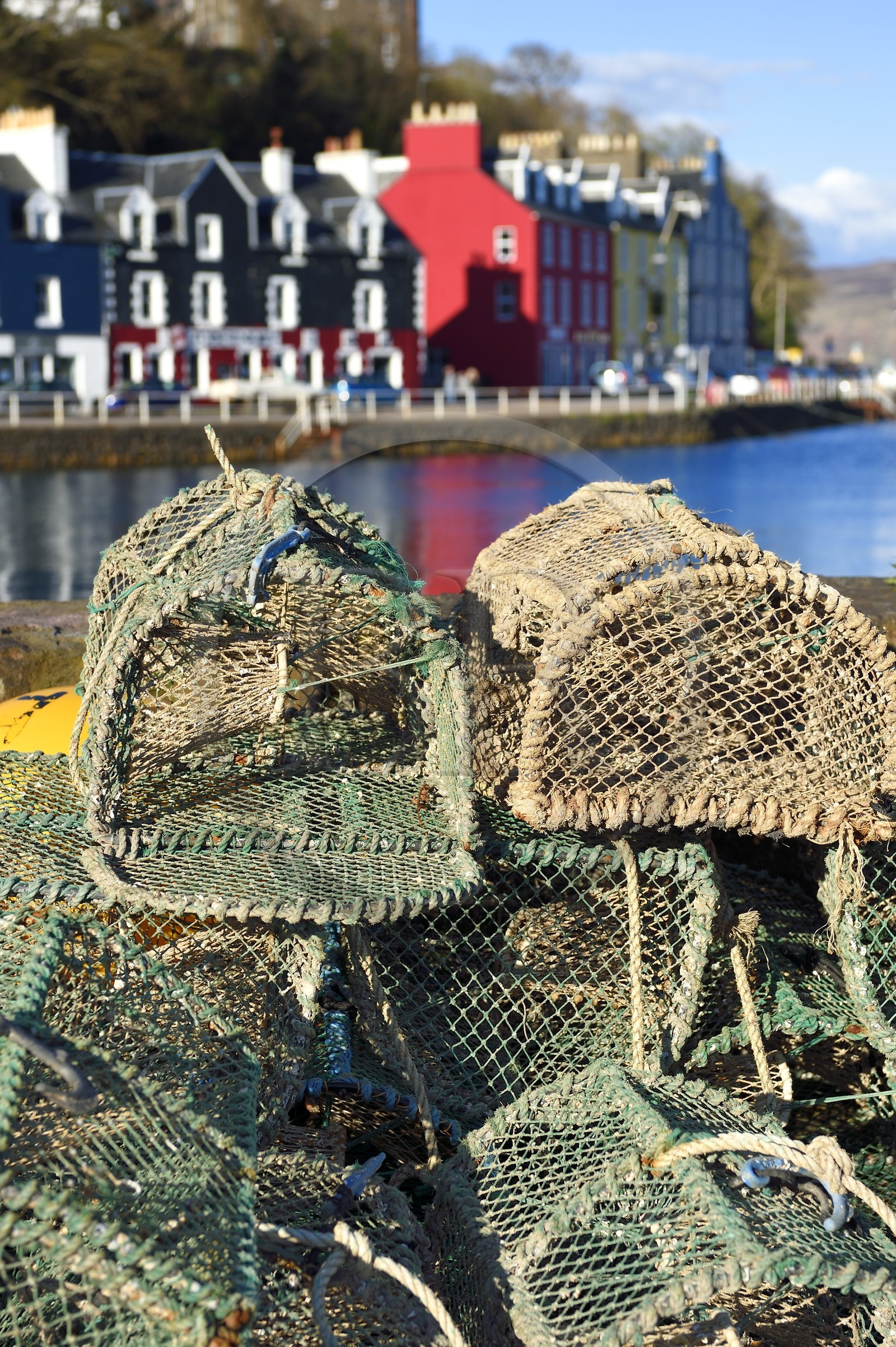 Royaume-Uni, Ecosse, Highland, Hébrides intérieures, Ile de Mull, la ville principale Tobermory et son port, casier à crustacés sur la jetée United Kingdom, Scotland, Highland, Inner Hebrides, Isle of Mull, the main town Tobermory and its harbour, crustacean locker on the pier