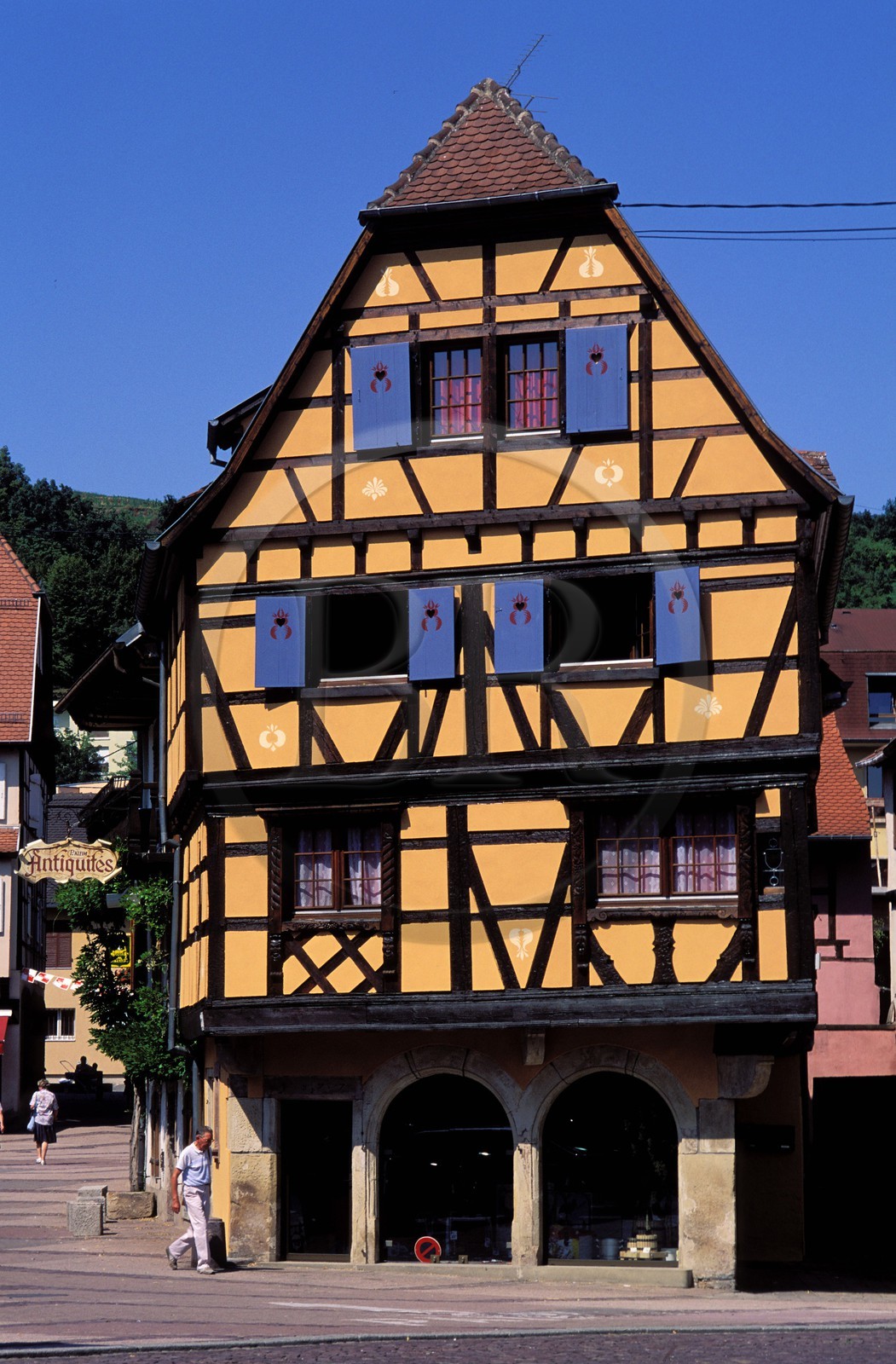 France, Bas-Rhin (67), Obernai, la façade d'une maison à colombages
