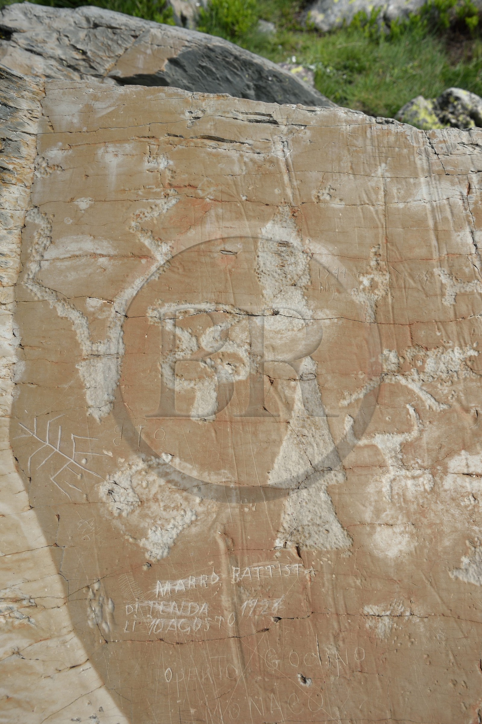 France, Alpes-Maritimes (06), parc national du Mercantour, Vallée des Merveilles parsemée de milliers de gravures rupestres de l'Age de bronze, roche gravée de figures corniformes, de poignards, d'incisions linéaires et d'un graffiti de Battista Maro qui est probablement le berger qui a le plus laissé son empreinte sur le site au début du siècle dernier