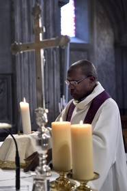 France, Corse-du-Sud (2A), Piana, labellisé Les Plus Beaux Villages de France, l'église paroissiale de l'Assomption (Santa Maria Assunta), le curé d'origine rwandaise Edouard Sentarure