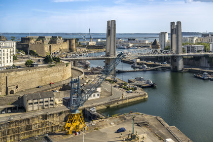 France, Finistère (29), Brest, l'arsenal, le port militaire est une base navale de la Marine nationale, le pont de Recouvrance, le château qui abrite le musée national de la Marine à l'embouchure de la rivière Penfeld et la Tour de la Motte-Tanguy en arrière plan