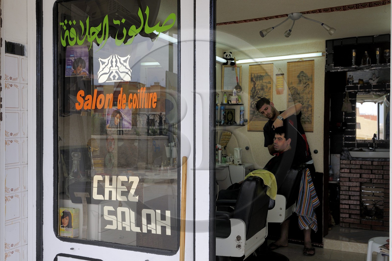 Maroc, région de l'Oriental, Oujda, la médina, salon de coiffure