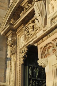 Italie, Lombardie, Milan, le Duomo dans le centre historique, cathédrale de style gothique flamboyant, portail de gauche