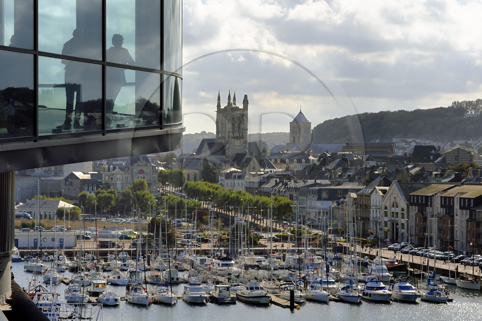 France, Seine-Maritime (76), Pays de Caux, Côte d'Albâtre, Les Pêcheries - Musée de Fécamp domine le port et l'église Saint-Etienne en arrière plan