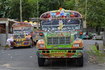 Panama,  province de Colon, Portobelo, bus appellés Diablo Rojo (Diable Rouge) recouverts de peintures criardes