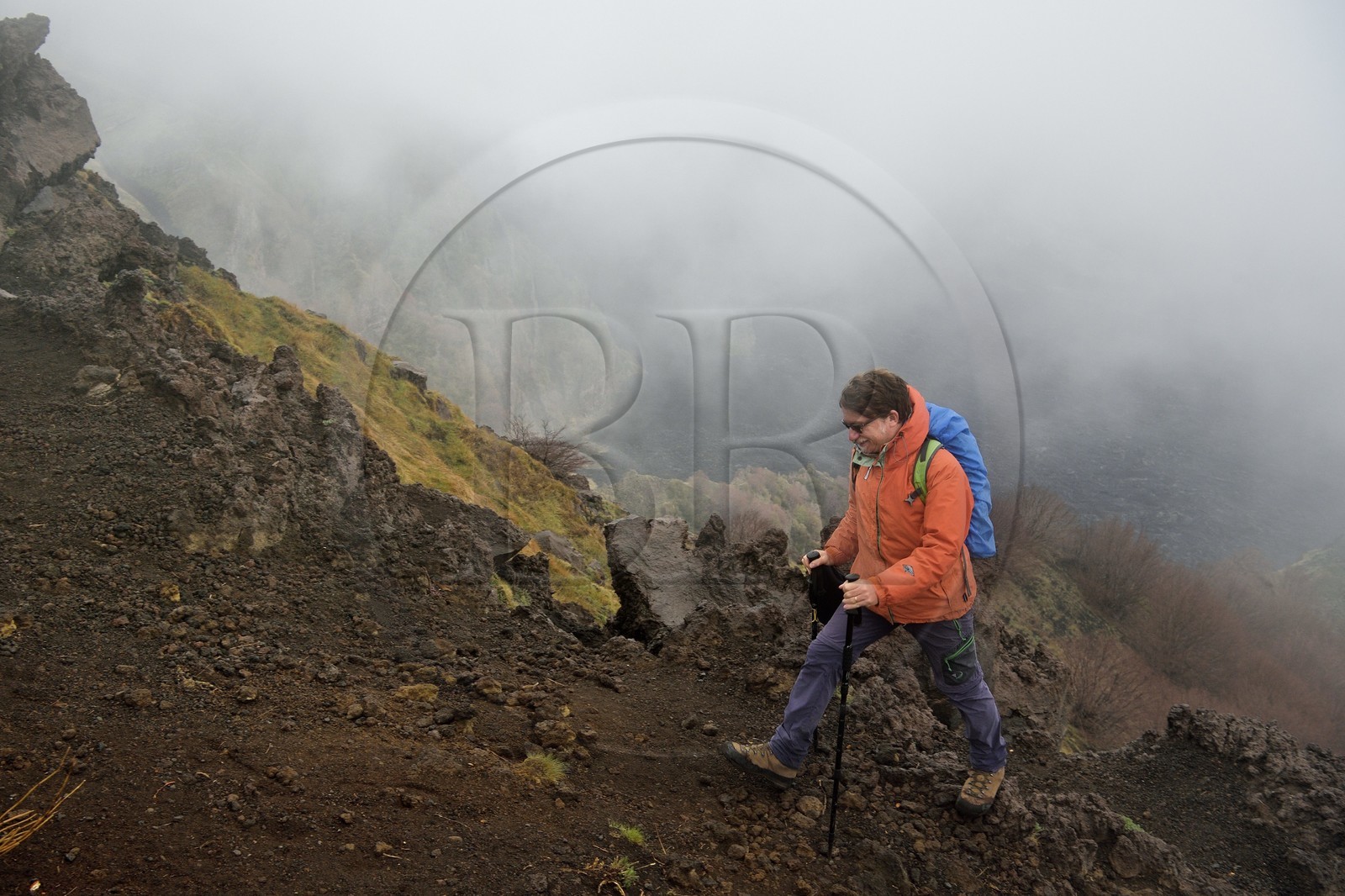 Italie, Sicile, Parc naturel régional de l’Etna, le Mont Etna, classé Patrimoine Mondial de l'UNESCO, randonneurs en bordure de la Valle del Bove qui correspond à un effondrement d’une des parois de l’Etna créant un champ de roches volcaniques de 7 km par 6 km