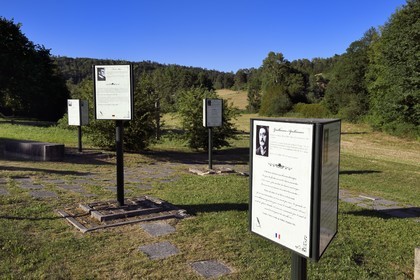 France, Meuse (55), Parc régional de Lorraine, Cotes de Meuse, le Jardin Littéraire de Saint-Remy-la-Calonne, 16 panneaux en 3 langues (Français, Allemand et Anglais) évoquant au travers d'extraits de leurs textes le vécu et les réflexions d'écrivains combattants emblématiques de la Grande Guerre