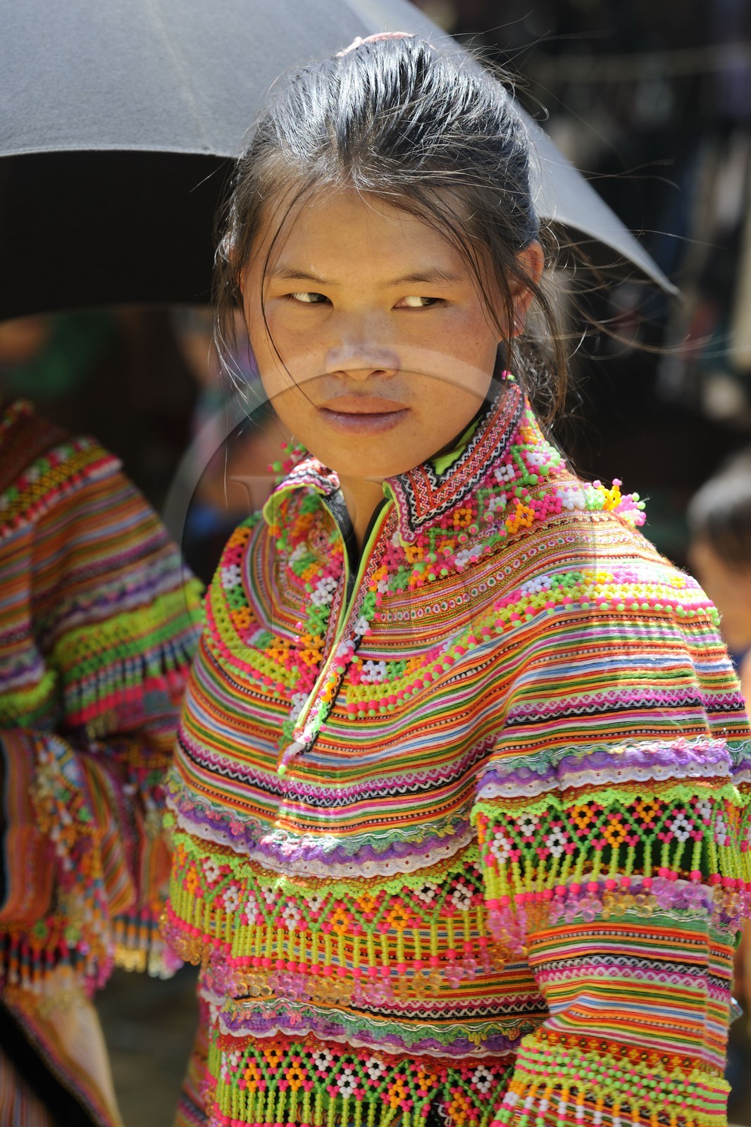 Vietnam, province de Lao Cai, région de Bac Ha, marché de Can Cau, jeune fille de la minorité Hmong Fleur