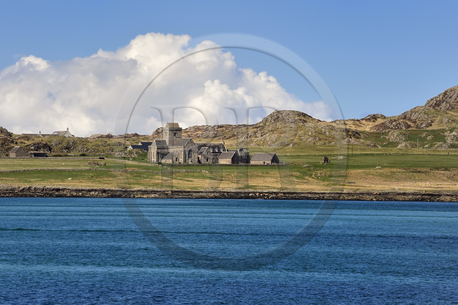 Royaume-Uni, Ecosse, Highland, Hébrides intérieures, Ile de Iona face à l'Ile de Mull, abbaye d'Iona en bordure de mer