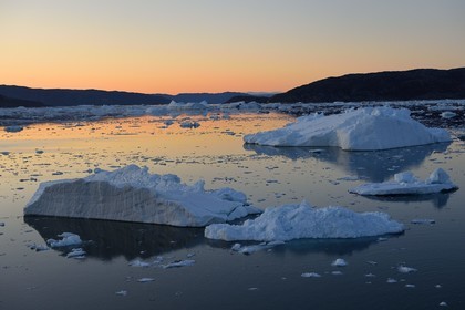 Groenland, cote ouest, baie de Disko, icebergs dans la baie de Quervain au crépuscule