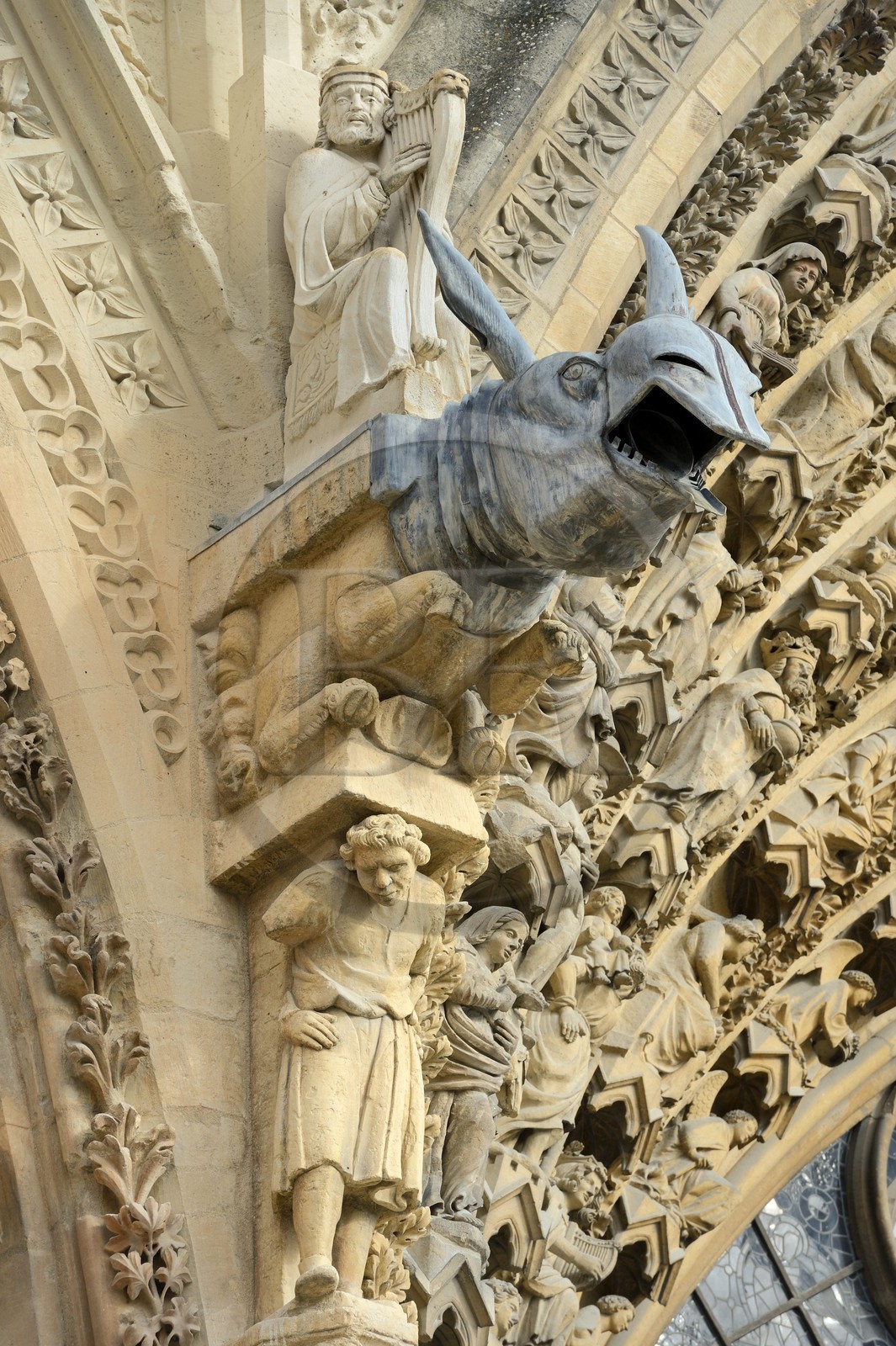 France, Marne (51), Reims, la cathédrale Notre-Dame de Reims, classée Patrimoine Mondial de l'UNESCO, gargouille plomb et zinc (XVIIème siècle) sur la facade occidentale France, Marne (51), Reims, la cathédrale Notre-Dame de Reims, classée Patrimoine Mondial de l'UNESCO, gargouille plomb et zinc (XVIIème siècle) sur la facade occidentale