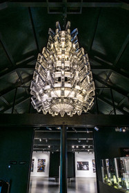 France, Bas-Rhin (67), Wingen-sur-Moder, le musée Lalique, lustre monumental de 1951 en cristal créé par Marc Lalique, mesurant près de 3 mètres de haut et pesant 1,6 tonnes