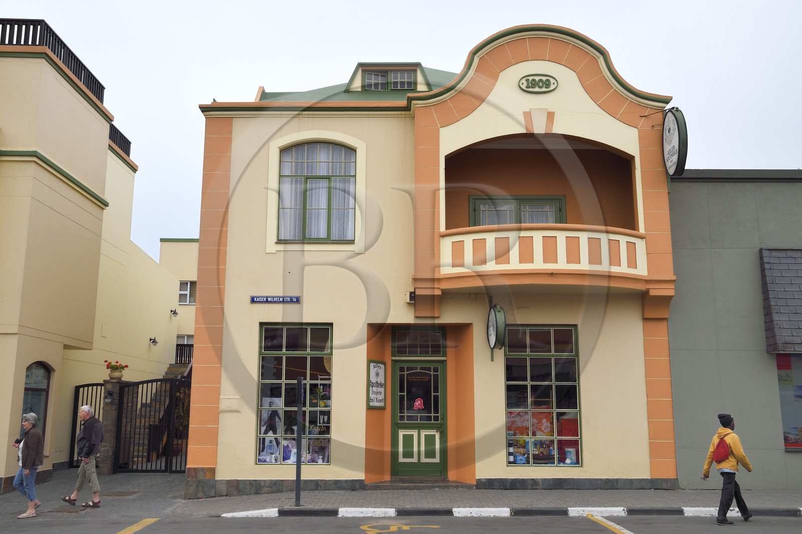 Namibie, région de Erongo, la station balnéaire de Swakopmund fondée en 1892 par des colons allemands, droguerie et pharmacie de 1909 dans Kaiser Wilhelm Strasse (devenu Sam Nujoma Avenue)