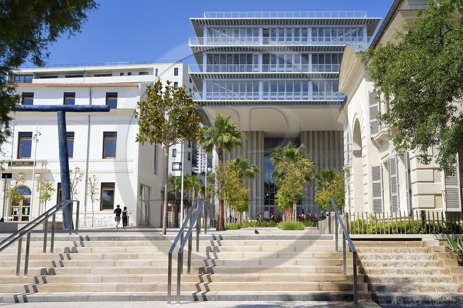 France, Var (83), Toulon, quartier Chalucet, la médiathèque Chalucet à gauche et la Maison de la Créativité abritant l'Ecole Camondo Méditerranée (Architecture d'intérieur et Design) dans le Jardin Alexandre 1er