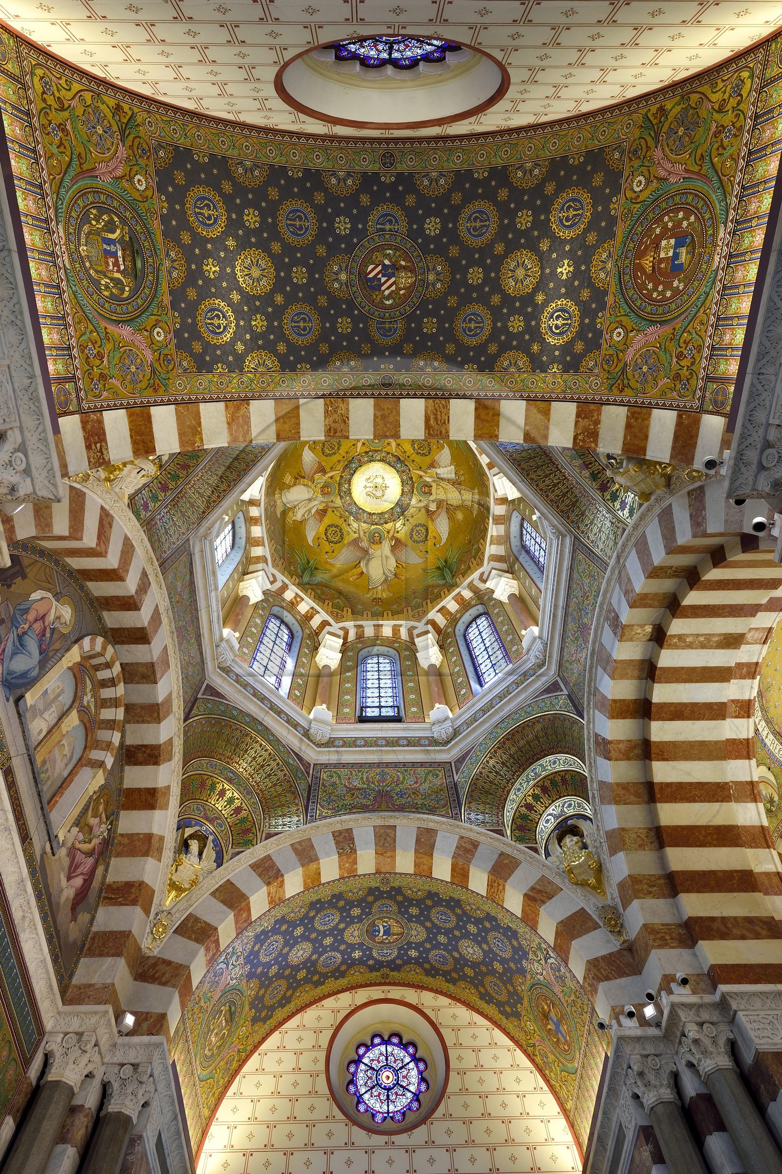 France, Bouches-du-Rhône (13), Marseille, basilique Notre-Dame de la Garde, l’église supérieure éclairée par des baies est richement décorée de marbres polychromes et de mosaïques, la grande coupole au milieu du transept