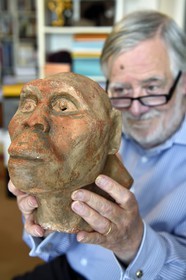 France, Paris (75), le paléontologue et paléoanthropologue Yves Coppens, professeur émérite au Collège de France, au bureau de son domicile parisien, il tient en main la reproduction supposée du visage de Lucy