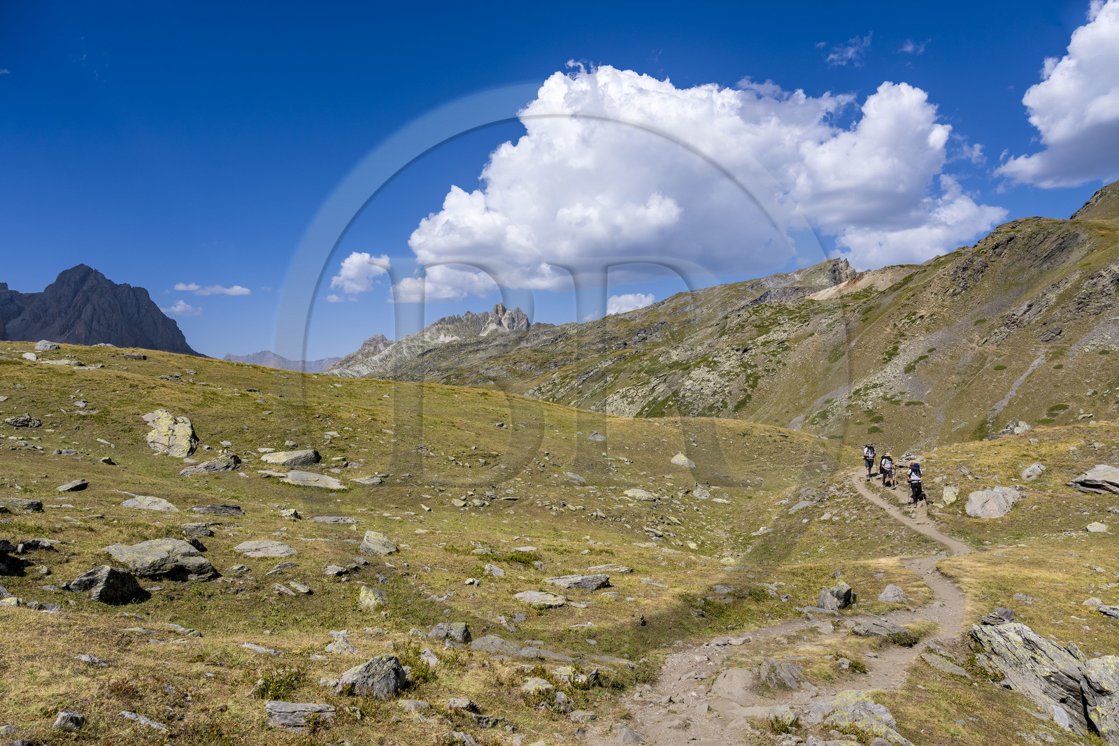 France, Hautes Alpes (05), le Briançonnais, Névache, randonneurs dans la haute vallée de la Clarée France, Hautes Alpes (05), le Briançonnais, Névache, randonneurs dans la haute vallée de la Clarée
