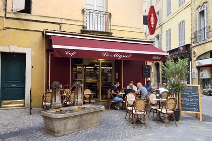 France, Bouches du Rhone, Aix en Provence, Café-Tabac Le Mignet and fountain