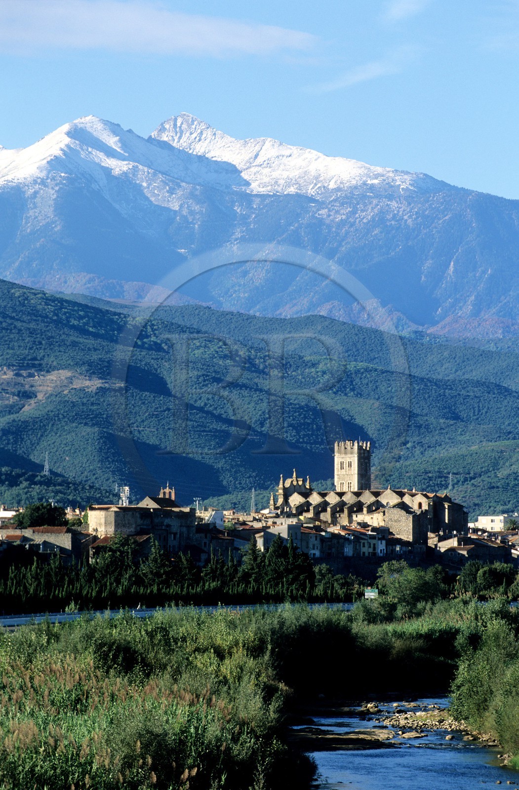 France, Pyrénées-Orientales (66), village de d'îlle-sur-Têt et le pic du Canigou dans le Ribéral France, Pyrénées-Orientales (66), village de d'îlle-sur-Têt et le pic du Canigou dans le Ribéral