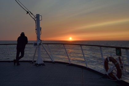 Groenland, cote ouest, bateau de croisière MS Fram de la compagnie Hurtigruten, coucher de soleil sur la mer de Baffin