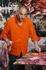 the painter Fred Kleinberg in his Paris studio during the preparation of the exhibition Baroque Flesh