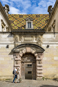 France, Côte-d'Or (21), Dijon, zone classée Patrimoine Mondial de l'UNESCO, l'Hotel de Vogüé avec son toit coloré en tuiles vernissées rue de la chouette