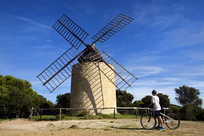 France, Var (83), Iles d'Hyères, parc national de Port Cros, Ile de Porquerolles, le moulin du XVIIIème siècle et restauré en 2007