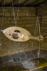 France, Vendée (85), Nieul-sur-l'Autise, Abbaye royale Saint-Vincent, salle des instruments anciens, vièle à archet