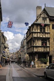France, Calvados, Bayeux, one of the oldest half-timbered house in Normandy, 14th century former coaching inn. at the corner of the Rue des Chefs and Saint-Martin