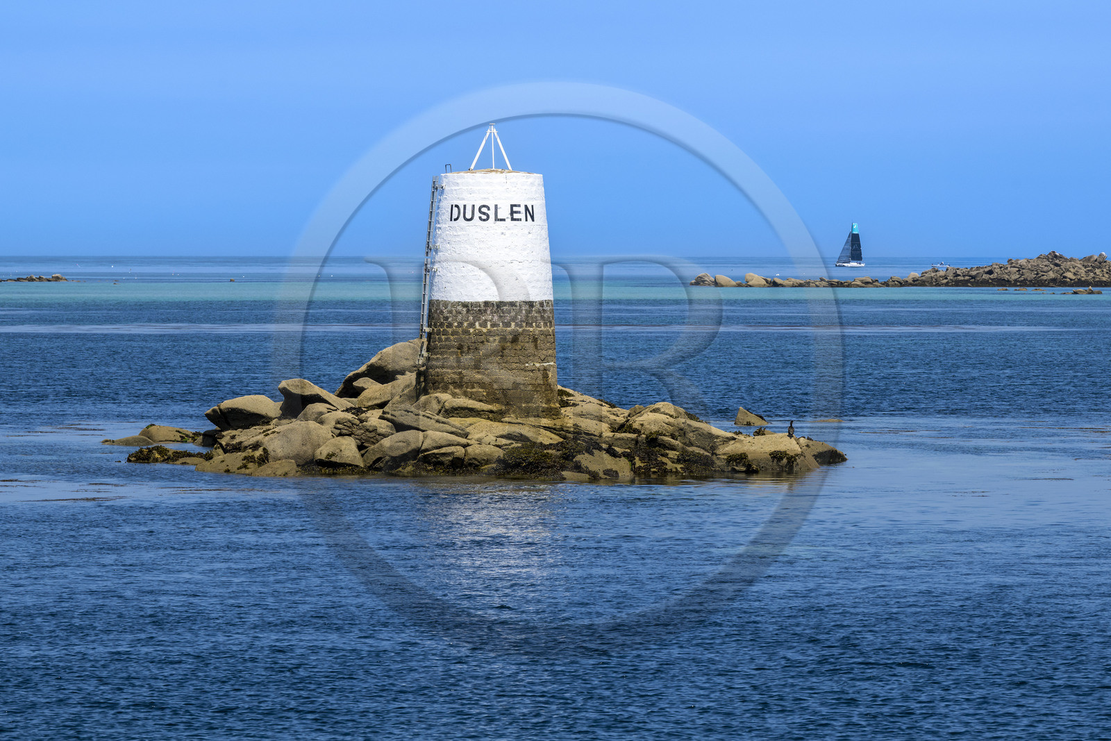 France, Finistère (29), Roscoff, ilots découverts à marée basse, balise de Dulsen