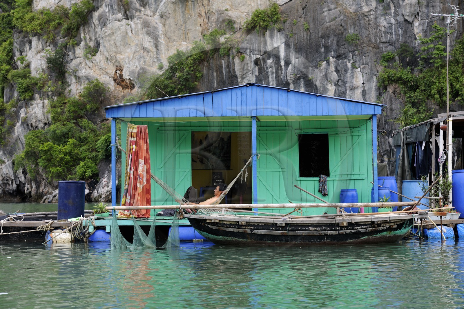 Vietnam, province de Quang Ninh, la Baie d'Halong classée Patrimoine Mondial de l'UNESCO, village flottant de pêcheurs de Vong Vieng