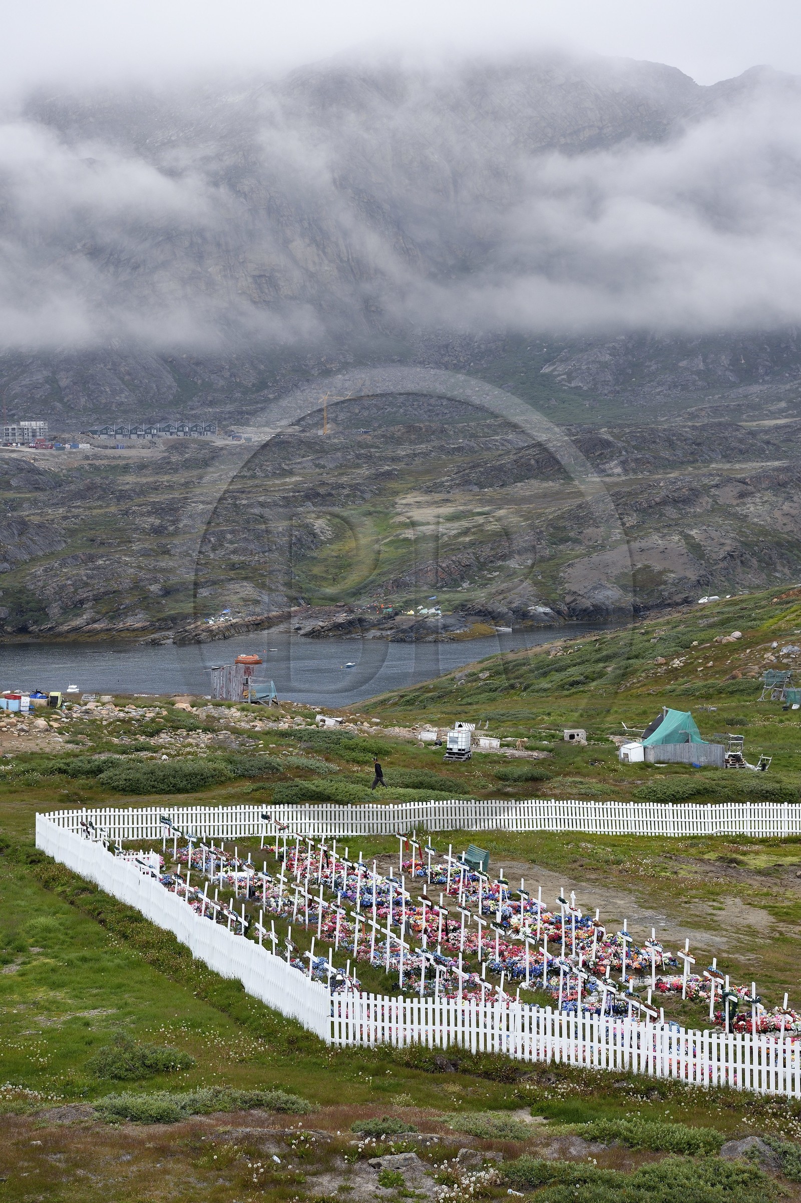 Groenland, région du centre ouest, Sisimiut (autrefois Holsteinsborg), le cimetière, les cercueils sont déposés en surface puis recouverts de pierres ou de ciment, le sol ne pouvant être creusé, les tombes sont ensuite décorées avec des fleurs artificielles