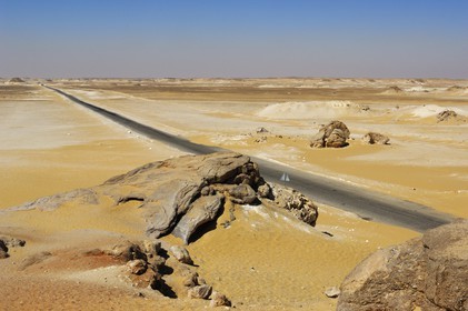 Egypte, Basse-Egypte, désert libyque, route traversant le dese, Upper Egyptrt non loin de l'oasis de Bahariya (Bahareyya)