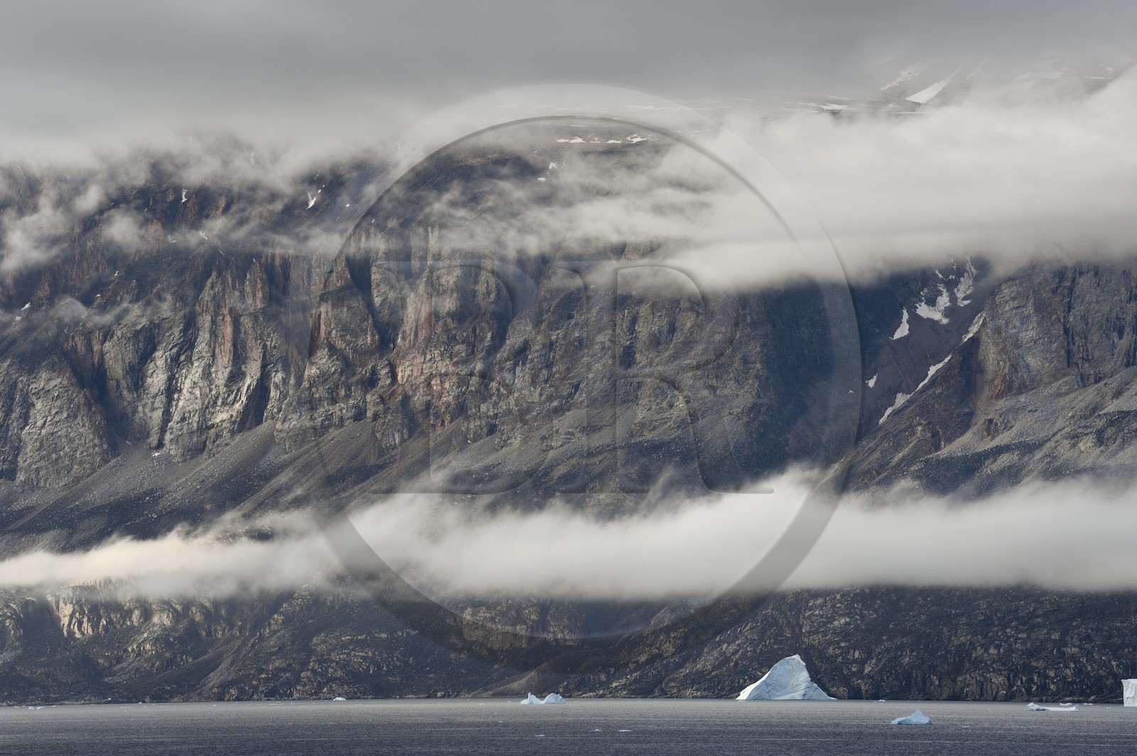 Groenland, cote ouest, baie de Baffin, icebergs sous les falaises du fjord Uummannaq