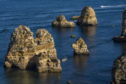 Portugal, Algarve, Lagos, découverte en stand up paddle et bateau des formations rocheuses et des falaises de la Ponta da Piedade en face de Praia da Boneca