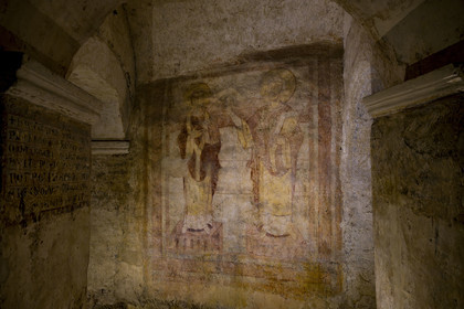 France, Yonne (89), Auxerre, l'église abbatiale de l'abbaye Saint-Germain, crypte à l'architecture carolingienne, oratoire dédié au premier martyr chrétien Saint Etienne avec ses fresques uniques du IXe siècle, peinture figurant la passation du pouvoir entre les éveques tonsurés et nimbés portant les évangiles