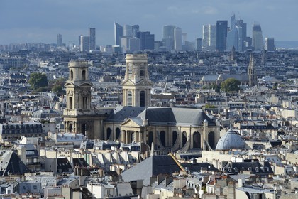 France, Paris (75), Quartier Latin, l'église Saint-Sulpice et le quartier de la Défense en arrière plan